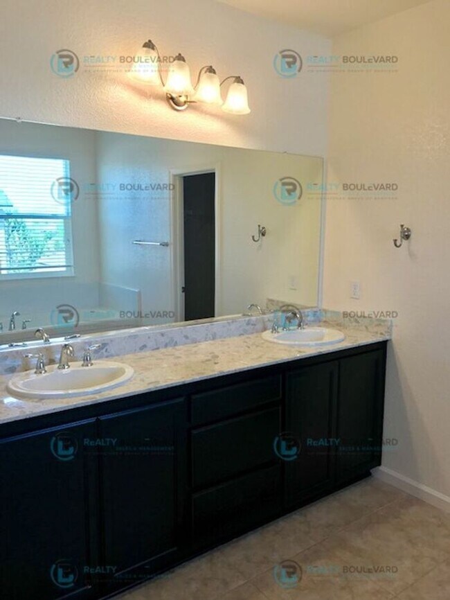 Building Photo - Beautiful 3-Bedroom Home in South Meadows ...