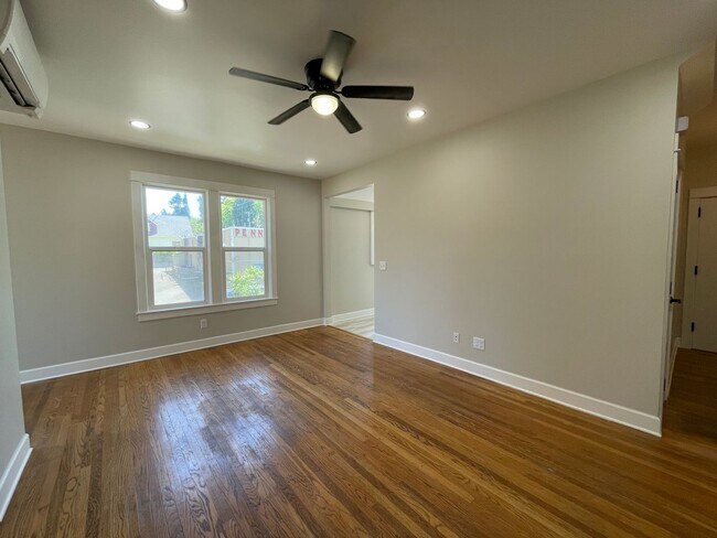 Building Photo - Beautiful Newly Remodeled Unit in Buckman with Washer/Dryer, A/C