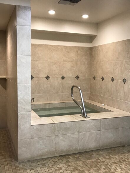 Cold Spa - 501 Hahaione St