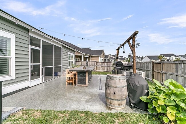 Building Photo - Beautiful Single Story Home Full of Upgrad...