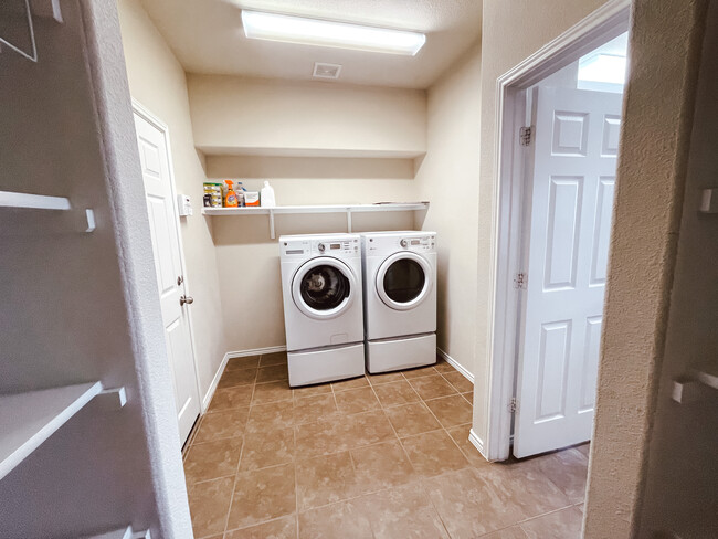 Laundry room/pantry - 4904 Bridgewood Dr