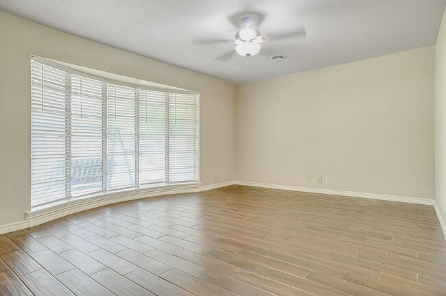 Building Photo - 921 Holiday Dr