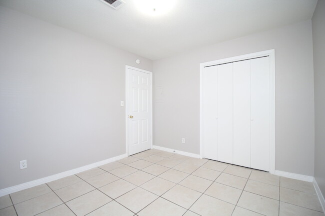 Building Photo - Affordable 2BR Duplex Near UWF — All Tile,...