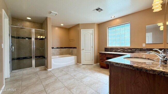 Building Photo - 2714 E Birchwood Pl