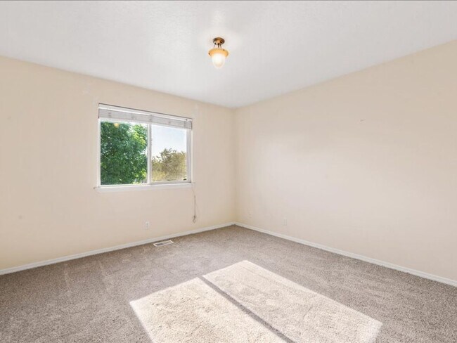 Building Photo - 3 Bedroom 2.5 Bathroom Home in Southwest B...