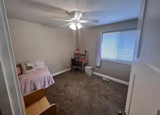 Building Photo - Great Neighborhood 3bd/ 2.5 Avail. Nov. 28th