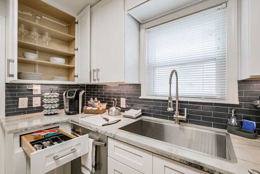 Building Photo - 1329 W 21st St