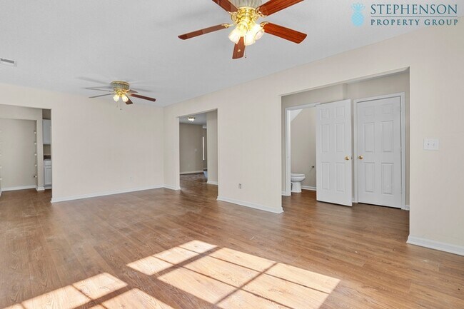 Building Photo - Fully Remodeled in Nov 2025!