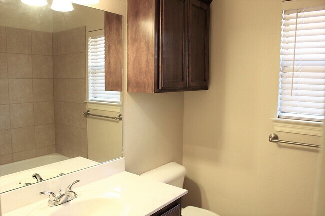 Building Photo - Gorgeous 4 Bed 2 Bath in Gated Community