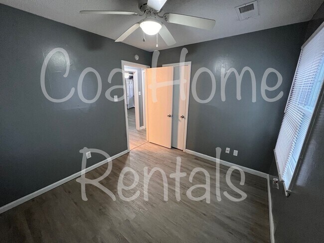 Building Photo - North East Side Home