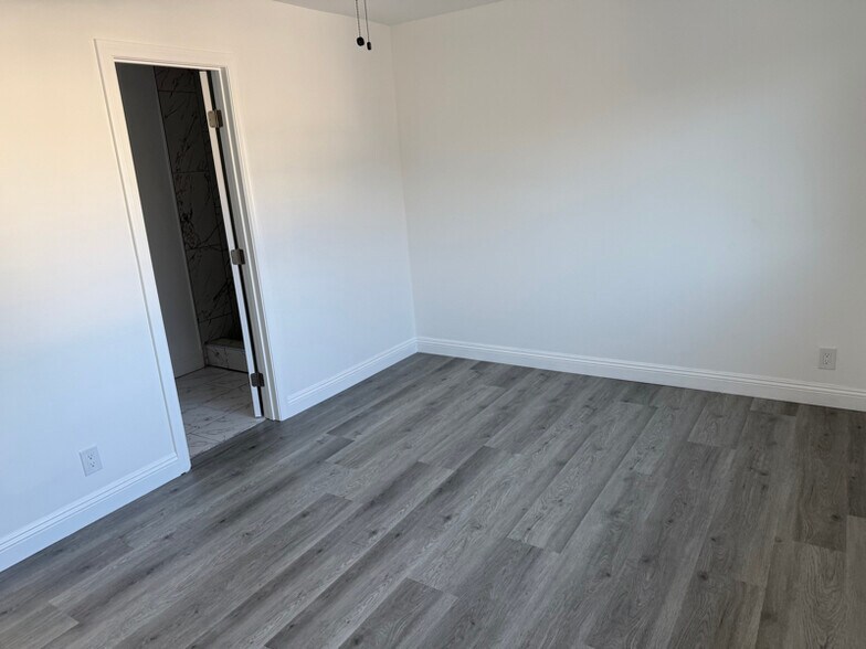 Building Photo - 3275 Saturn Ave