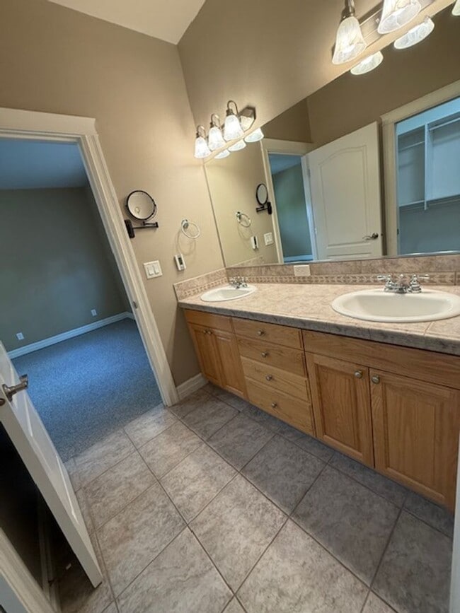 Building Photo - 3 Bedroom 2 Bath 55 and Old Community Newberg OR