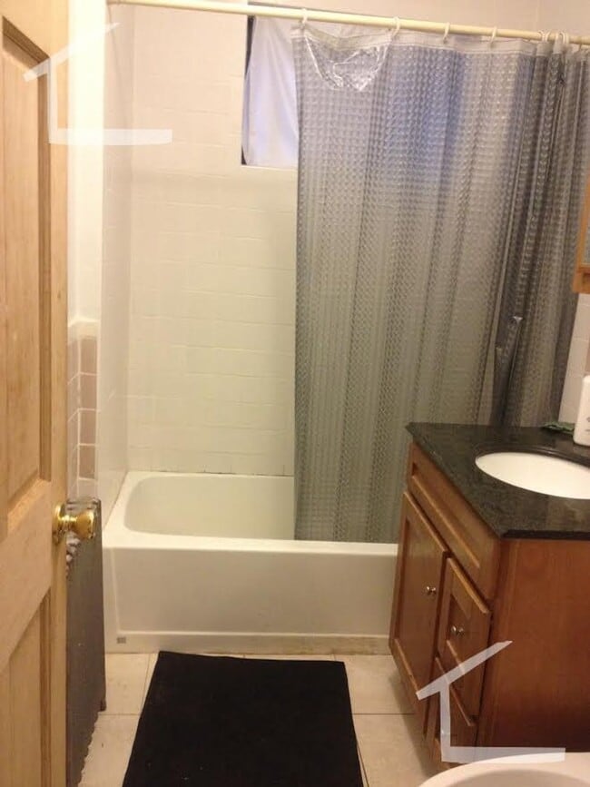 Building Photo - 2 Bed (+) apartment Top Floor!! (FortHill)