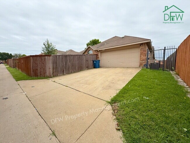 Building Photo - Spacious DeSoto 4-Bed - Fenced Yard, Fireplace, 2-Car Garage