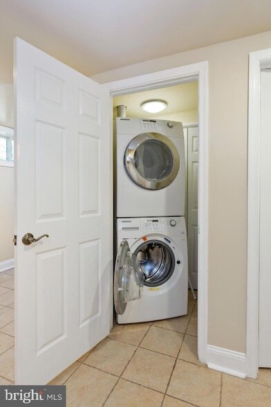 Building Photo - 2231 Otis St NE