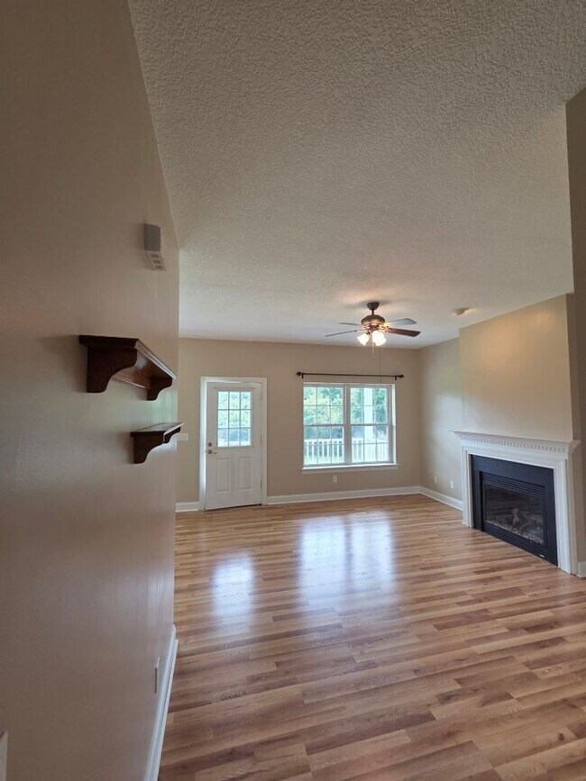 Building Photo - 1174 Buchanan Loop