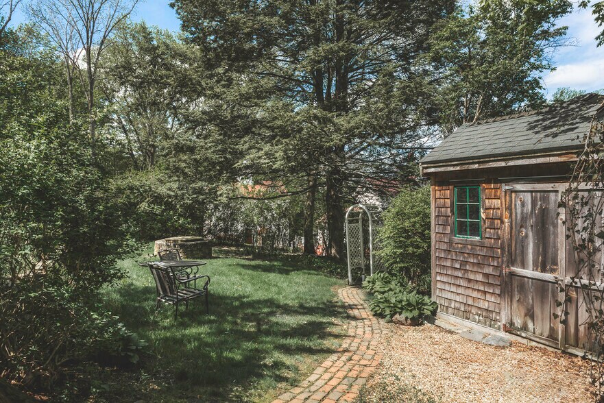 Building Photo - 329 Main St