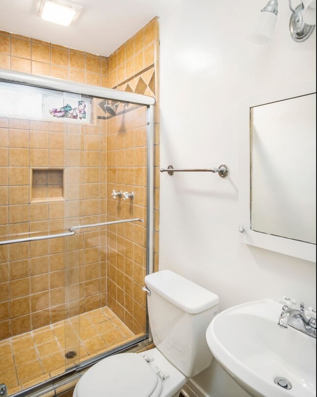 Building Photo - Spacious 3Bed/2Bath with Private Balcony A...