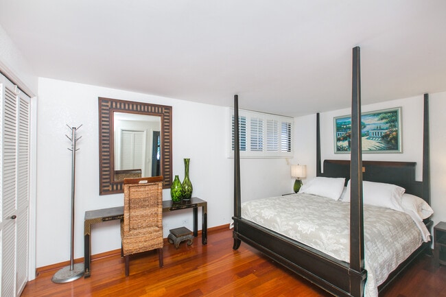 Building Photo - Fully Furnished Beach Front Condo on North Shore!