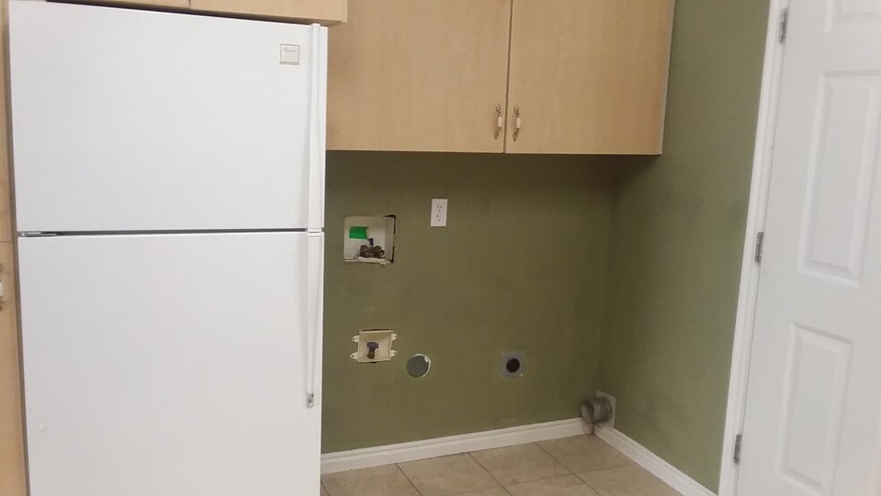 kitchen washer and dryer - 375 W Pine St