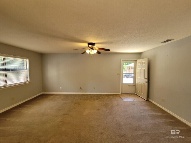 Building Photo - 512 Lake Forest Blvd