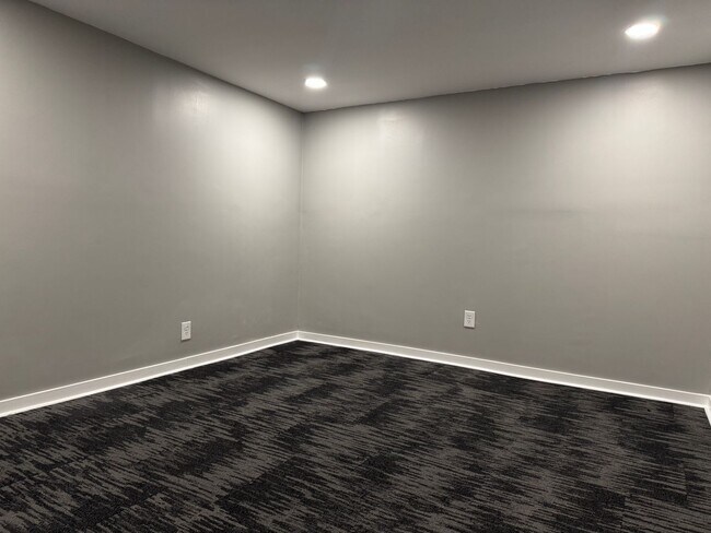 Building Photo - Beautiful 5 Bedroom 2 Bathroom Home + Den ...
