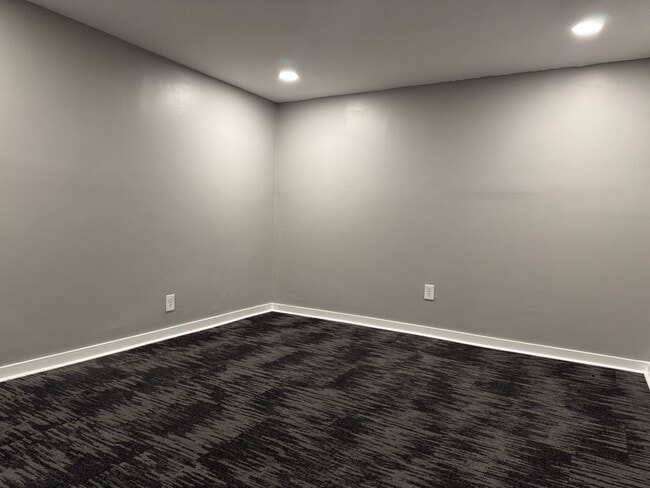 Building Photo - Stunning 5 Bedroom 2 Bathroom Home + Den i...