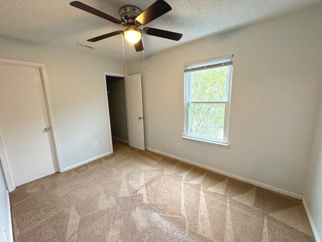 Building Photo - End unit Townhome in the heart of Chesapeake! Available Late July