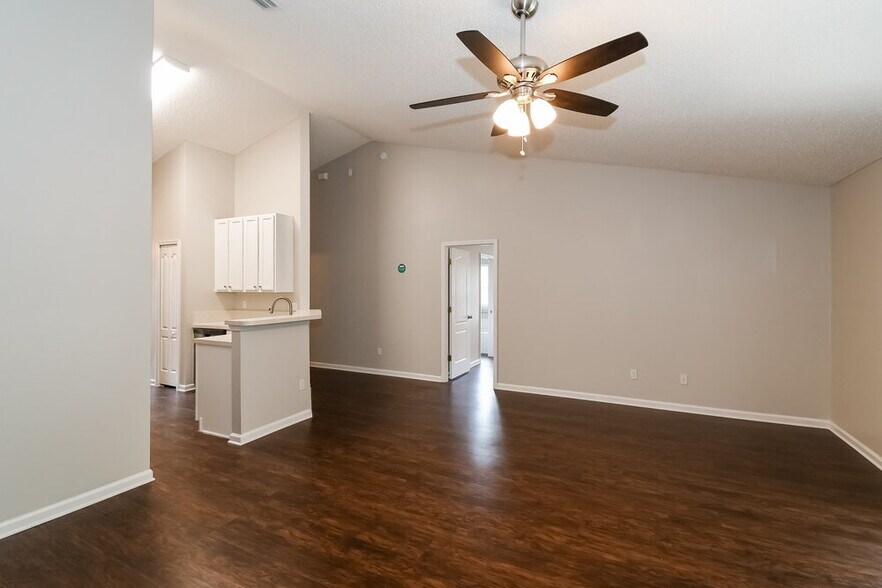 Building Photo - 14036 Crestwick Dr W