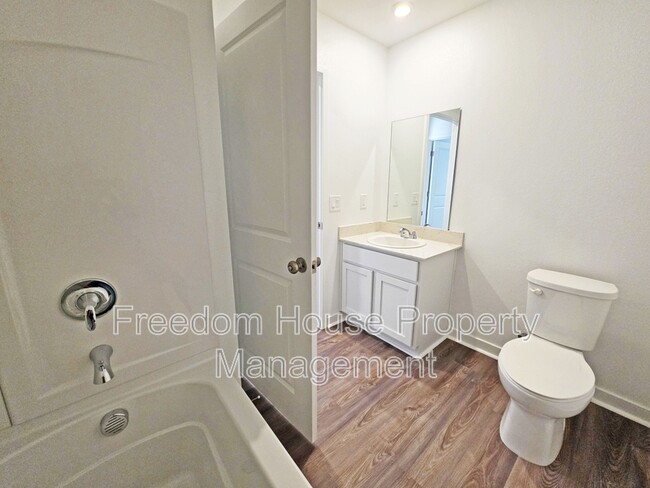 Building Photo - 663 Huyana Wind Dr