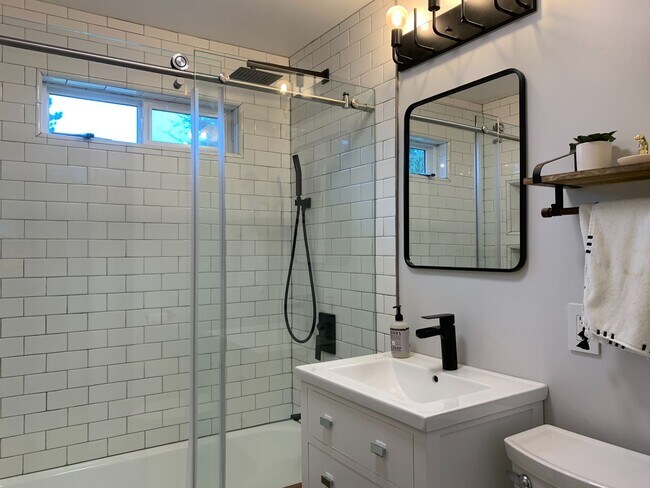 Building Photo - Beautifully Updated  Pinehurst Home