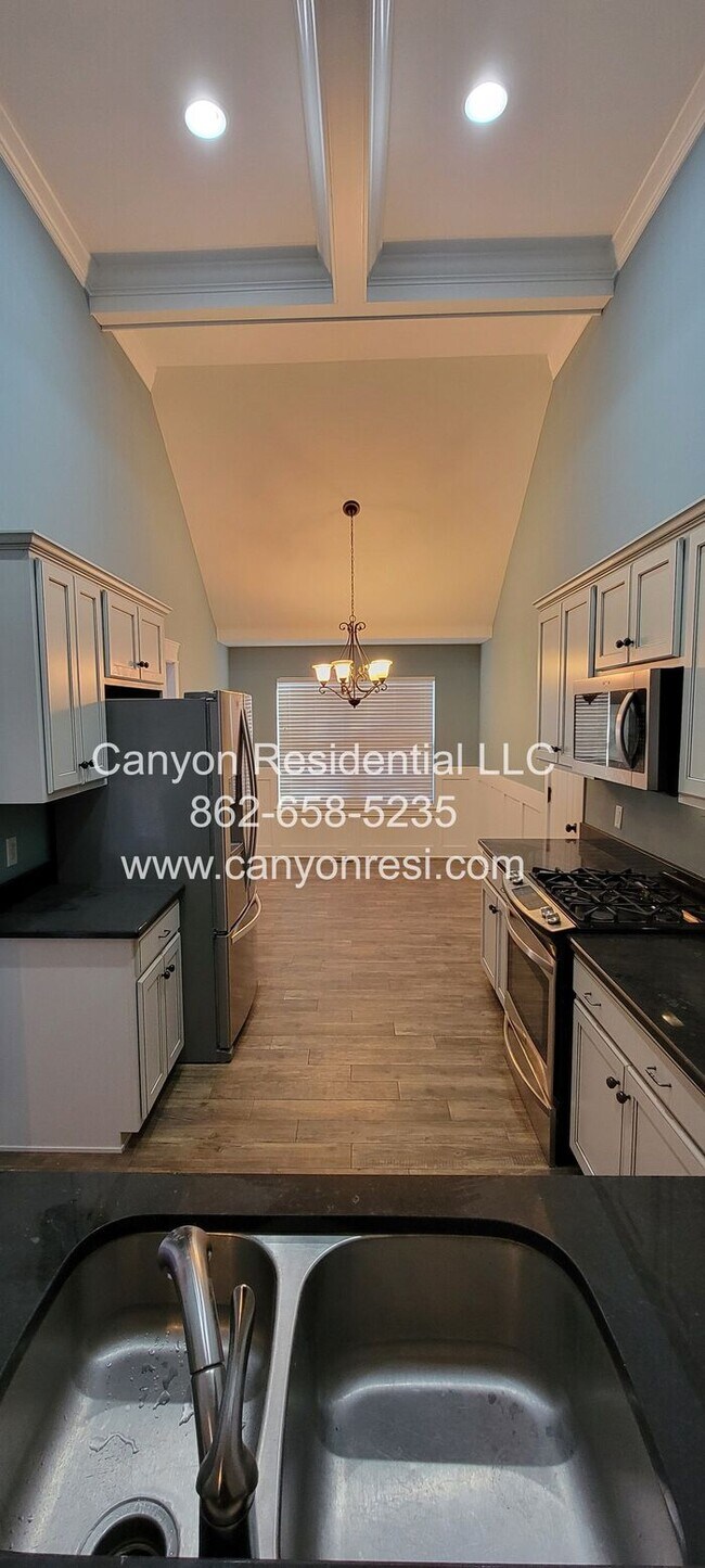 Building Photo - Nice Sized 4 Bed 3 Bath home in great location!