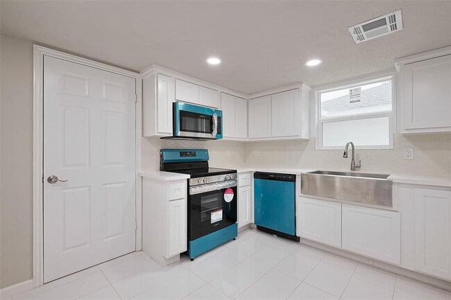 Building Photo - 203 Sevenhampton Ln