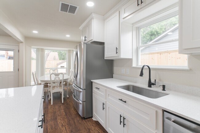 Building Photo - 4913 Deerwood Cir