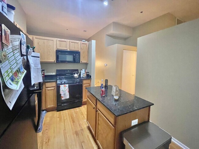 Building Photo - Beautiful 2BD/2BTH CONDO IN THE LOOP!