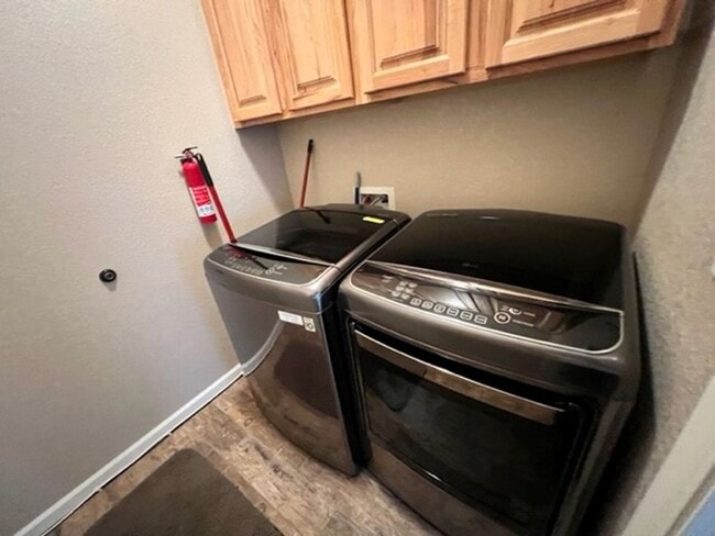 Building Photo - 3 BR LUXE Home-Walk to Colorado River, Golf & near Rotary Park.