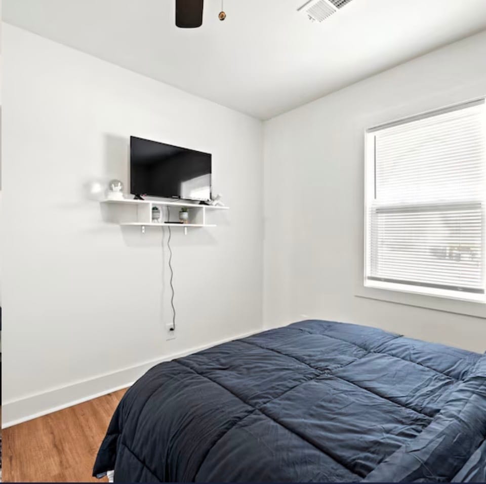 Building Photo - 2484 Calvin Ave