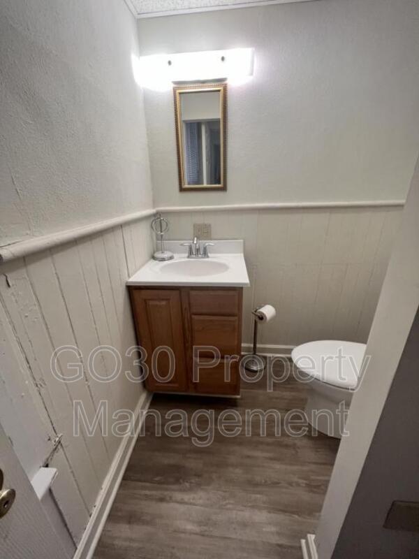 Building Photo - 403 Steel St