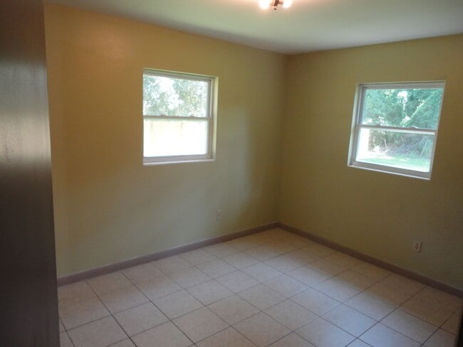 Building Photo - Nice 4 bedroom/2 Bathroom home
