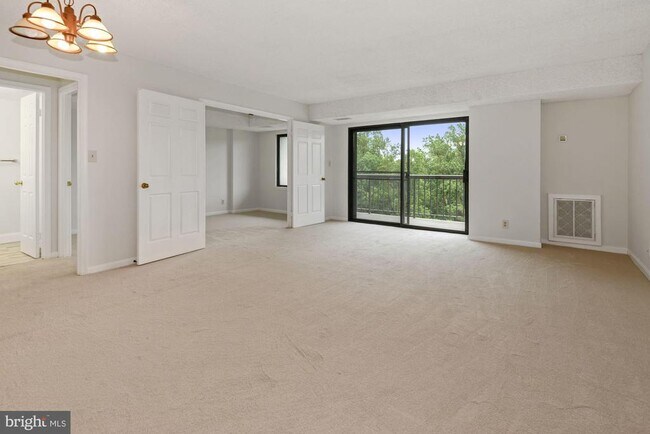 Building Photo - 3800 Powell Ln