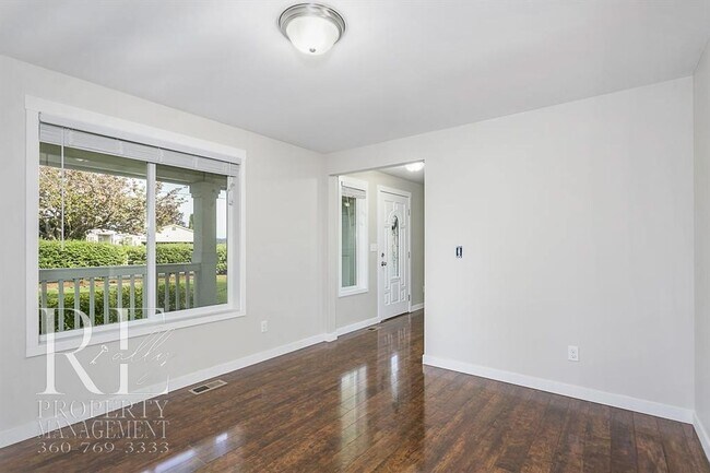 Building Photo - Bright View Home in the Heart of Silverdale on a Quiet Dead-End Road