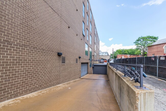 Building Photo - 2 bedroom 2 bath condo in Adams Morgan