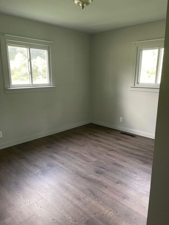 Building Photo - COZY 3 BED, 1 BATH HOUSE WITH FENCED IN BACKYARD LOCATED IN VINE GROVE