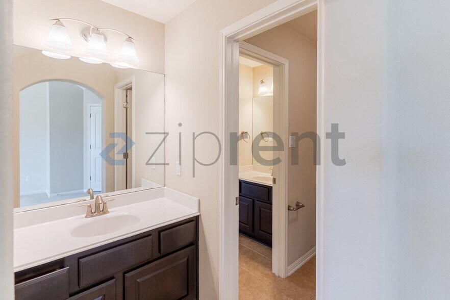 Building Photo - 2406 Sweetwater Ln