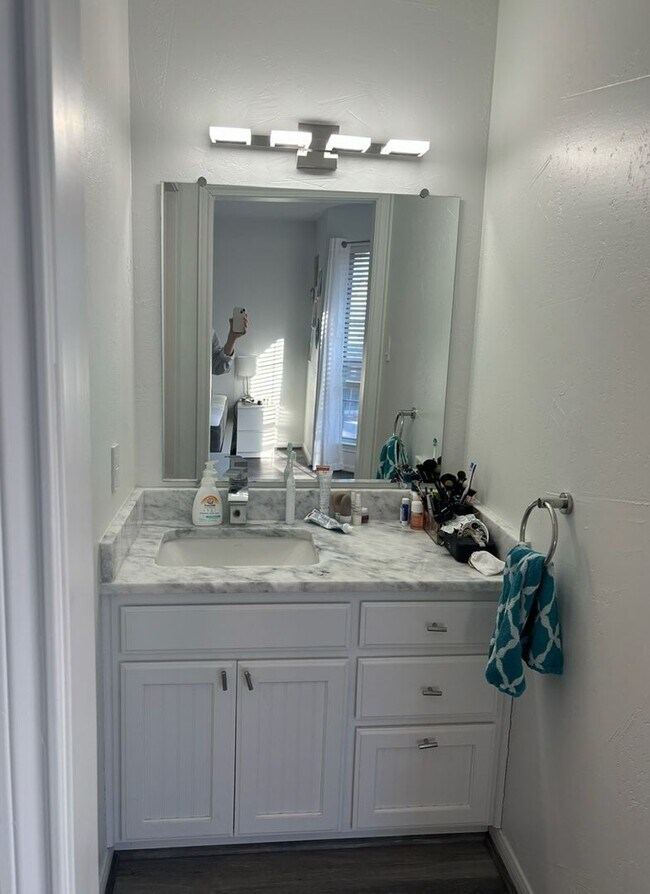 Building Photo - Fully Furnished Baylor Condo