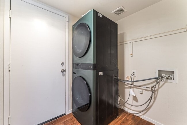 Building Photo - Stylish Pool Home with Open Living Spaces and Inviting Outdoor Retreat!