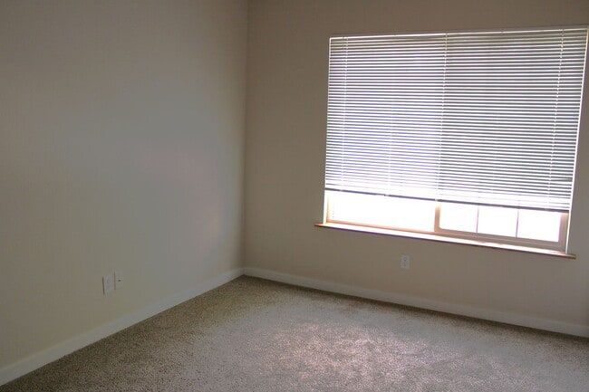 Building Photo - Comfortable 2BR Near Campus + $200 Move-In...
