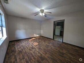 Building Photo - Charming 2-Bedroom Townhouse in Prime Loca...