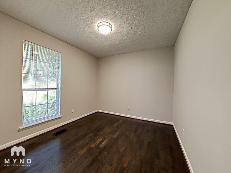 Building Photo - 1021 Medina Dr