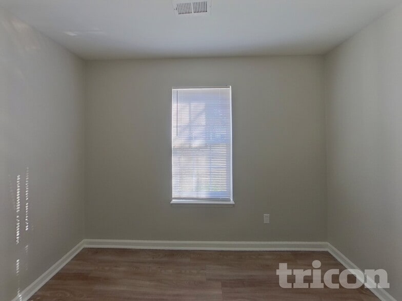 Building Photo - 705 Continental Dr